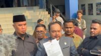 Ahmad Dhani Berjalan Bersama Pengacara Usai Melaporkan Kasus Anaknya Ke Polisi