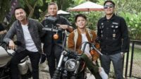 Ariel Noah Berkendara Motor Di Jalanan Sambil Menikmati Udara Luar, Gaya Santai Dan Penuh Ekspresi Bahagia