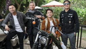 Ariel Noah Berkendara Motor Di Jalanan Sambil Menikmati Udara Luar, Gaya Santai Dan Penuh Ekspresi Bahagia
