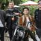 Ariel Noah Berkendara Motor Di Jalanan Sambil Menikmati Udara Luar, Gaya Santai Dan Penuh Ekspresi Bahagia