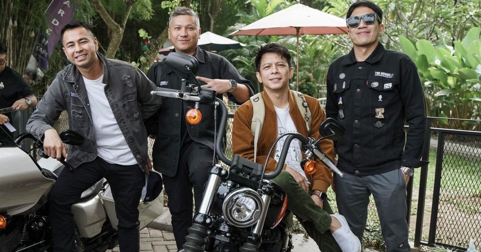 Ariel Noah Berkendara Motor Di Jalanan Sambil Menikmati Udara Luar, Gaya Santai Dan Penuh Ekspresi Bahagia