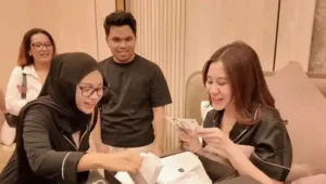 Aurel Hermansyah, Thariq Halilintar, Dan Aaliyah Massaid Dalam Momen Kejutan Ulang Tahun Dengan Hadiah Tas Branded
