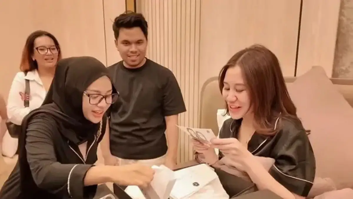 Aurel Hermansyah, Thariq Halilintar, Dan Aaliyah Massaid Dalam Momen Kejutan Ulang Tahun Dengan Hadiah Tas Branded