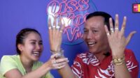 Ayah Rozak Mengenakan Perhiasan Emas Saat Berbicara Di Depan Tetangganya