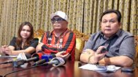 Badai Dan Tim Hukum Saat Konferensi Pers Somasi Label