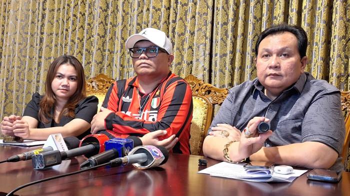 Badai Dan Tim Hukum Saat Konferensi Pers Somasi Label