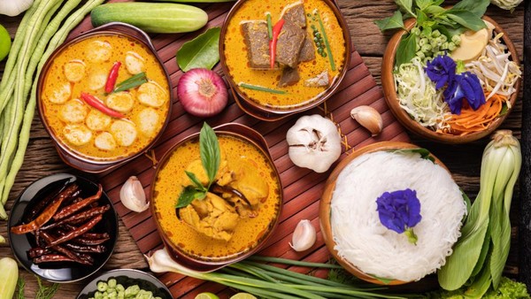 Berbagai Jenis Makanan Khas Indonesia Tersaji Lengkap Di Meja Makan
