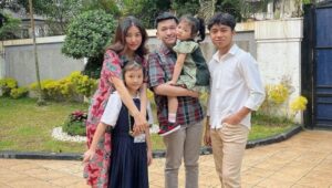Betrand Peto Berfoto Bersama Ayah Dan Adik Adiknya, Momen Hangat Keluarga