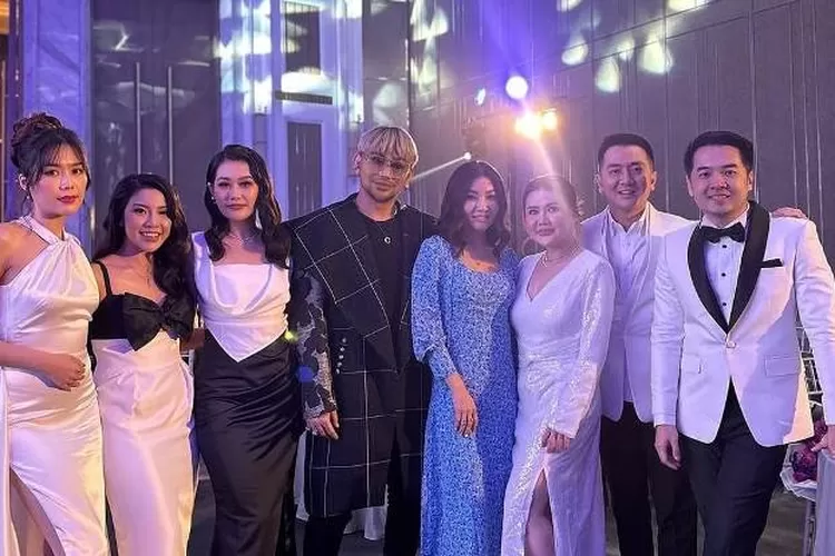 Caren Delano Hadiri Acara Perawatan Klinik Youthology