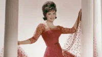 Connie Francis Mengenakan Gaun Klasik Saat Tampil Di Era 1960 An