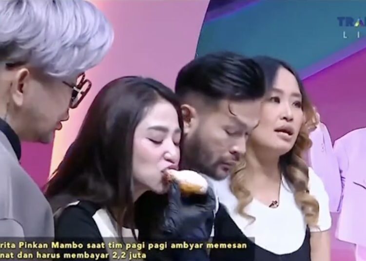 Dewi Persik Mencicipi Donat Pinkan Mambo Di Acara Pagi Pagi Ambyar Trans Tv