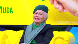 Dewi Yull Tersenyum Saat Menceritakan Kondisi Mata Kanannya Yang Tidak Lagi Berfungsi Akibat Abrasi Retina