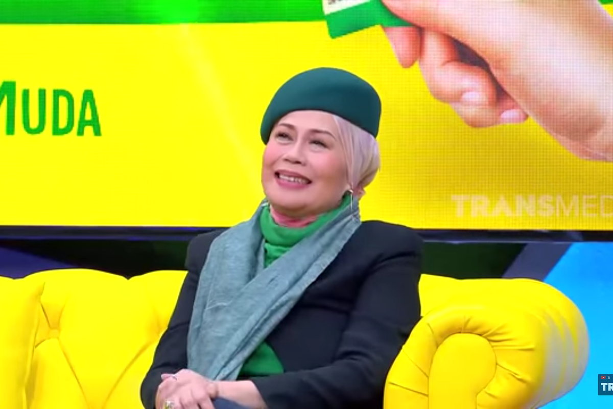 Dewi Yull Tersenyum Saat Menceritakan Kondisi Mata Kanannya Yang Tidak Lagi Berfungsi Akibat Abrasi Retina