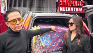 Doddy Dan Mayang Menunjukkan Hadiah Ulang Tahun Gala Berupa Motor Mini Dan Gitar