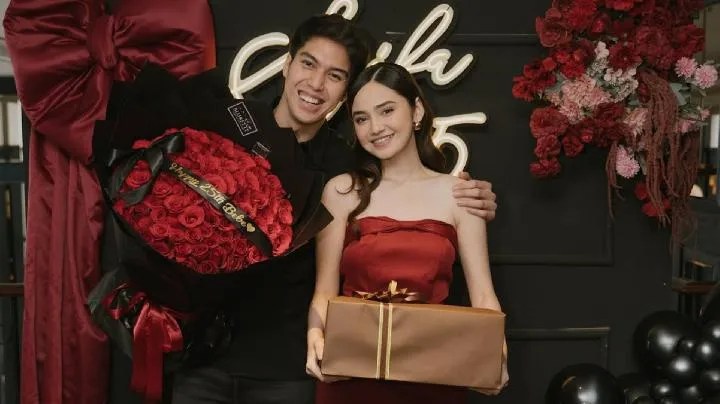 El Rumi Dan Syifa Hadju Tersenyum Saat Acara Ulang Tahun Yang Ke 25