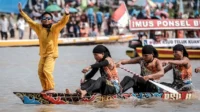 Festival Pacu Jalur Riau Dengan Perahu Jalur Dan Penonton Memadati Tepian Sungai