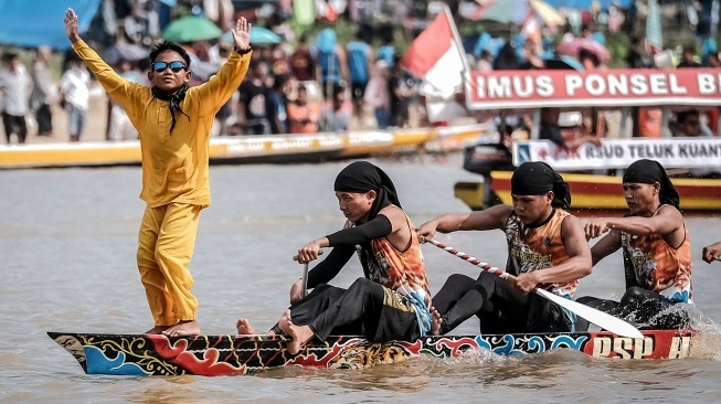 Festival Pacu Jalur Riau Dengan Perahu Jalur Dan Penonton Memadati Tepian Sungai