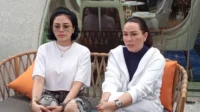 Fitri Salhuteru Saat Konferensi Pers Isu Nikita Mirzani