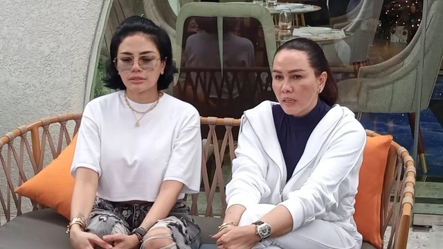 Fitri Salhuteru Saat Konferensi Pers Isu Nikita Mirzani