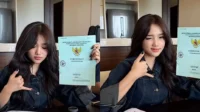 Fuji Memegang Sertifikat Tanah Bpn Di Bali Sambil Tersenyum Di Instagram