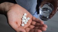 Ilustrasi Dokter Menjelaskan Bahaya Konsumsi Antibiotik Tanpa Resep Untuk Isk