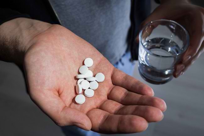 Ilustrasi Dokter Menjelaskan Bahaya Konsumsi Antibiotik Tanpa Resep Untuk Isk