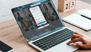 Ilustrasi Pengguna Internet Sedang Membersihkan Jejak Digital Di Laptop