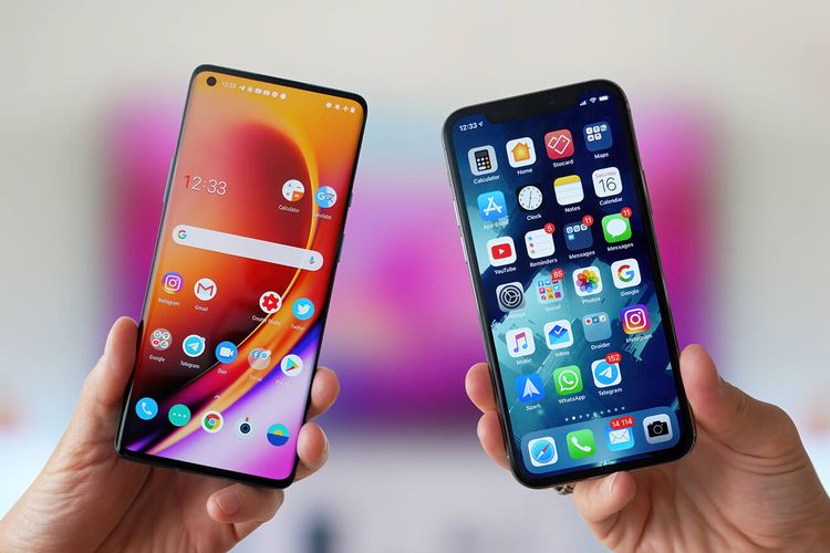 Ilustrasi Pengguna Memilih Antara Iphone Dan Android Smartphone