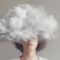 Ilustrasi Seseorang Kehilangan Fokus Akibat Brain Fog Dalam Suasana Gelap Dan Penuh Tekanan