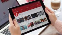 Ilustrasi Seseorang Sedang Menonton Video Di Aplikasi Alternatif Youtube Tanpa Iklan