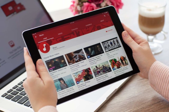 Ilustrasi Seseorang Sedang Menonton Video Di Aplikasi Alternatif Youtube Tanpa Iklan