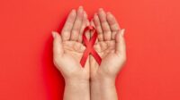 Ilustrasi Virus Hiv Dengan Latar Merah Dan Ikon Pita Merah Tanda Kesadaran Aids