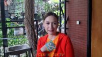 Ira Wibowo Berdiri Di Depan Danau Segara Anak Di Gunung Rinjani