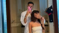 Jennifer Coppen Digendong Justin Hubner Di Depan Cermin Kamar Mandi