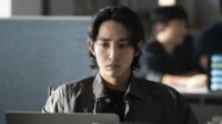 Lee Soo‑hyuk (han ji‑wook) Atau Arin (shin hyun‑heup) Menatap Serius, Atmosfer Gelap Khas Thriller