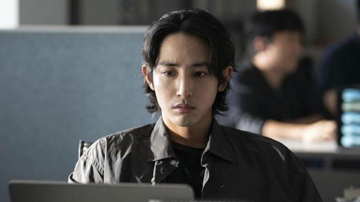 Lee Soo‑hyuk (han ji‑wook) Atau Arin (shin hyun‑heup) Menatap Serius, Atmosfer Gelap Khas Thriller