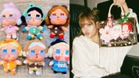 Lisa Blackpink Memegang Boneka Crybaby Yang Dipasang Di Tas Mewahnya