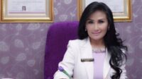 Lita Gading Mengenakan Blazer Hitam Tampil Percaya Diri Dalam Sebuah Wawancara