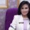 Lita Gading Mengenakan Blazer Hitam Tampil Percaya Diri Dalam Sebuah Wawancara