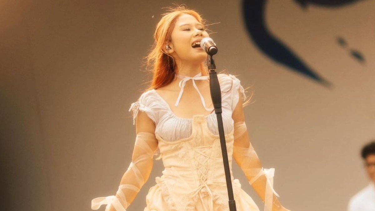 Nadin Amizah Mengenakan Kebaya Vintage, Menangis Di Instagram Setelah Alami Pelecehan Fisik Saat Tampil Di Konser