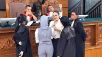 Nikita Mirzani Dan Reza Gladys Bersitegang Di Ruang Sidang Pn Jakarta Selatan