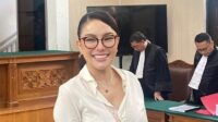 Nikita Mirzani Menahan Tangis Saat Meninggalkan Ruang Sidang Usai Mendengar Kesaksian Putrinya, Lolly