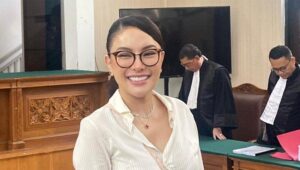 Nikita Mirzani Menahan Tangis Saat Meninggalkan Ruang Sidang Usai Mendengar Kesaksian Putrinya, Lolly