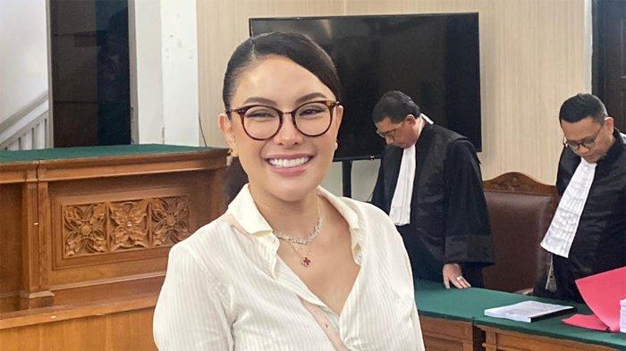 Nikita Mirzani Menahan Tangis Saat Meninggalkan Ruang Sidang Usai Mendengar Kesaksian Putrinya, Lolly