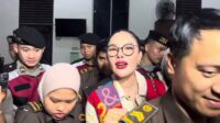 Nikita Mirzani Tersenyum Saat Keluar Dari Ruang Sidang Setelah Mendengar Kesaksian