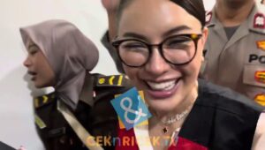 Nikita Mirzani Tiba Di Pengadilan Disambut Kerumunan Wartawan Dan Pendukung