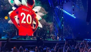 Oasis Memainkan Live Forever Sambil Menampilkan Jersey Diogo Jota Di Layar Konser