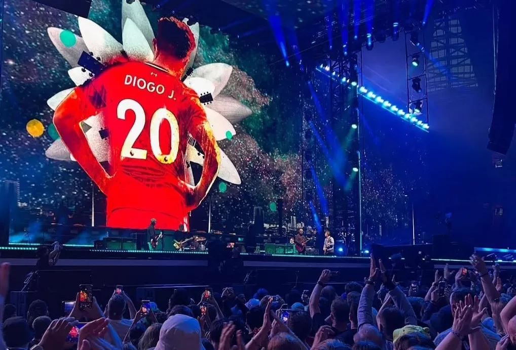 Oasis Memainkan Live Forever Sambil Menampilkan Jersey Diogo Jota Di Layar Konser