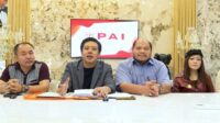 Pablo Benua Menunjuk Tumpukan Dokumen Berisi Mosi Tidak Percaya Terhadap Ketua Umum Pai