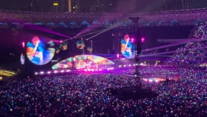 Penonton Konser Coldplay Memenuhi Stadion Gbk Dalam Show Music Of The Spheres